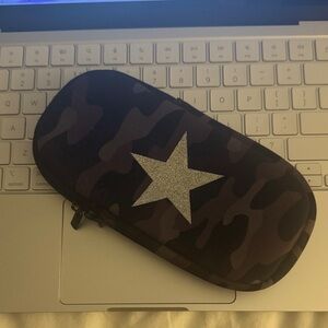 HAUTE SHORE Camouflage Star Case in Black and Silver